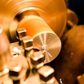 Struženje sestavnega dela za hidravlični cilinder